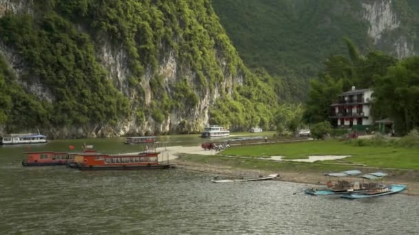Лодки Корабли Реке Возле Дома Guilin China — стоковое видео