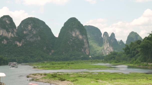 Kryssning Fartyg Floden Med Karst Berg Guilin Kina — Stockvideo