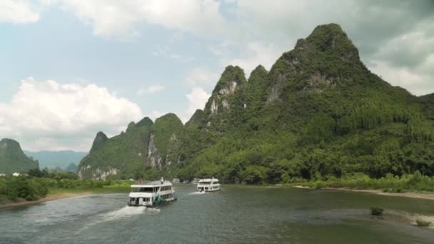 Bateaux Croisière Sur Fleuve Les Montagnes — Video