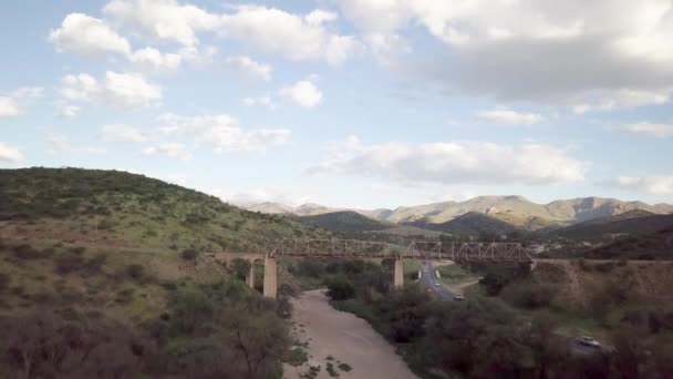 Widok Lotu Ptaka Most Kolejowy Przed Pasmem Górskim Auas Windhoek — Wideo stockowe