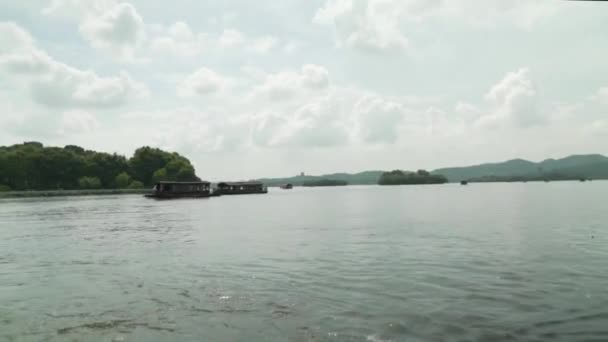 Panorama Desde Lago Oeste Hangzhou Con Barcos Turísticos Ciudad Fondo — Vídeos de Stock