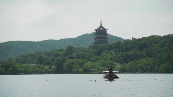 三池西湖杭州中国を反映してからLeifeng塔 観光船や三石塔の一つ — ストック動画