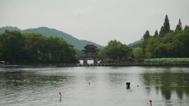 Vista Desde Lago Hangzhou Oeste Con Pagoda Vegetación Con Las — Vídeos de Stock