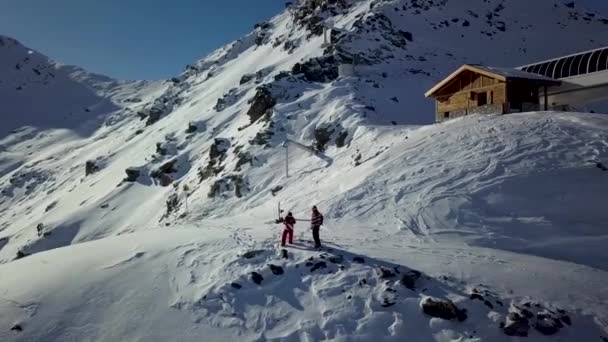 Val Thorens Yanındaki Dağın Tepesinde Kayakçılar Var — Stok video