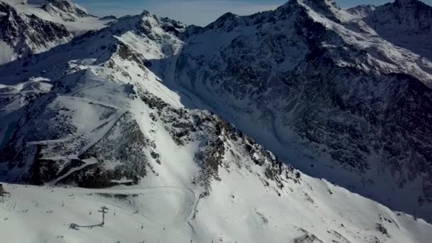 Установление Снимка Туристических Лыжников Спускающихся Лыжне Скалистой Горной Трассе Валь — стоковое видео
