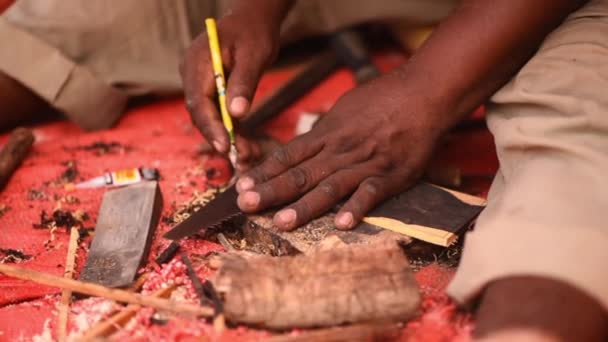 Sanatları Ustası Elleri Kalem Testere Bıçağıyla Tahta Parçalarını Işaretliyor Elle — Stok video