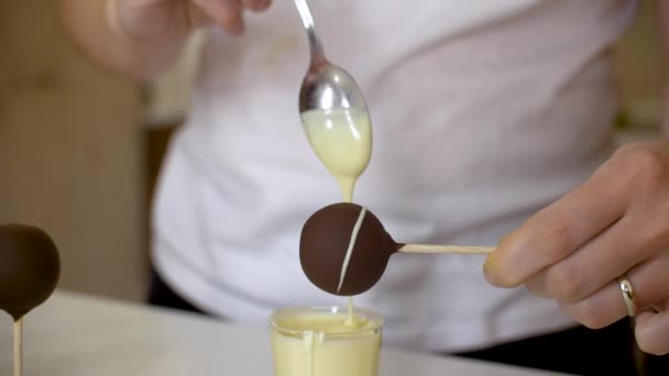 Frau Dekoriert Dunkle Schokoladenkuchen Mit Weißer Schokolade Und Macht Spiralen — Stockvideo