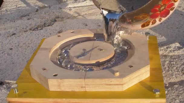 Verser Plomb Métallique Liquide Dans Moule Bois Bouillonnement Aluminium Fonte — Video