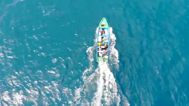 Sjötaxi Transporterar Människor Över Turkosa Havet Utanför Madagaskar Flygdrönare — Stockvideo