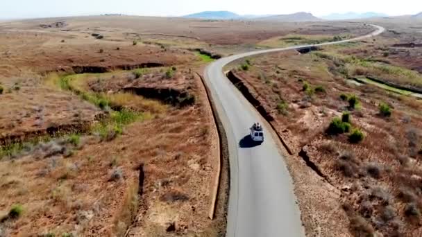 マダガスカルの田舎の風光明媚な道路に沿ってヴァン旅行 空中ビュードローンのフライオーバー — ストック動画