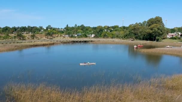 Drone Vista Cityscape Persone Pagaia Barca Kayak Lago Con Sfondo — Video Stock