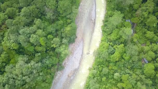 Намотанный Водный Поток Проходящий Через Суматранский Тропический Лес Индонезия Воздушный — стоковое видео