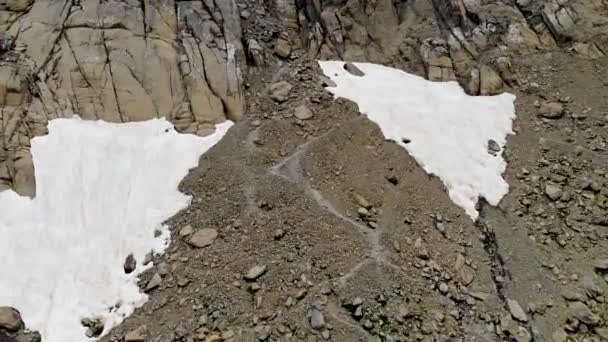 Drönare Flyger Över Glacialsjö Och Över Stenar Och Ordesa Tucarroya — Stockvideo