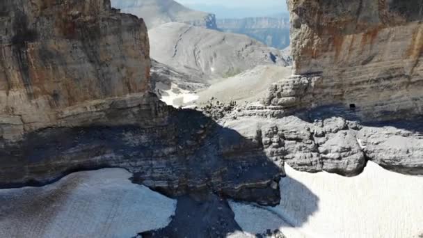 无人驾驶飞机在Brche Roland附近飞驰 冰天雪地 俯瞰着山谷 — 图库视频影像