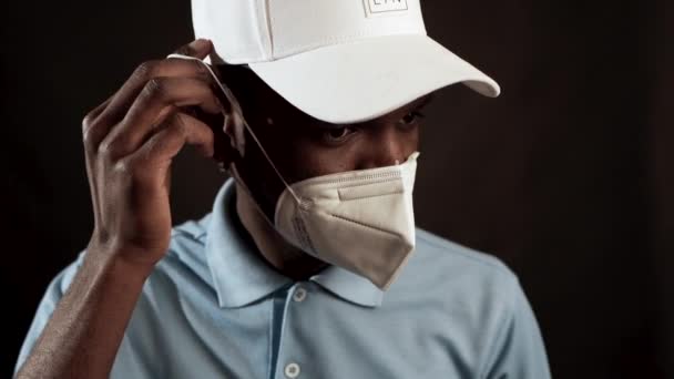 Mladý Afroamerický Etnický Muž Nasazuje Masku Obličeje Fp2 Pro Ochranu — Stock video