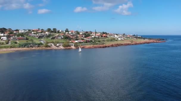 Barco Navegando Para Continente Dia Verão Com Águas Calmas — Vídeo de Stock