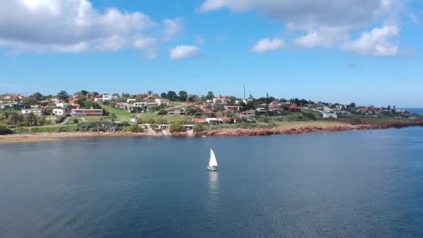 Barco Navegando Hacia Continente Día Verano Con Aguas Tranquilas — Vídeos de Stock