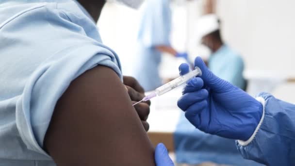 Professionele Arts Die Coronavirus Vaccin Injecteert Bij Een Mannelijke Patiënt — Stockvideo
