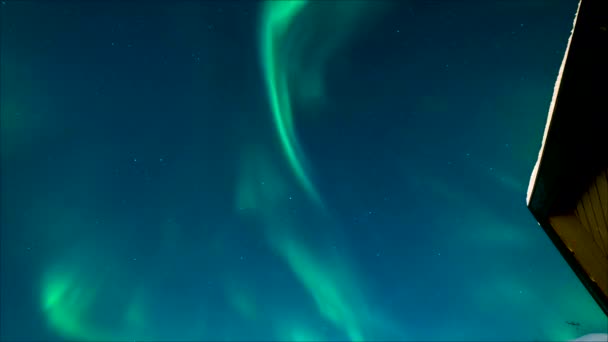北極圏の夜空に浮かぶオーロラ オーロラのタイムラプス 低角度 — ストック動画