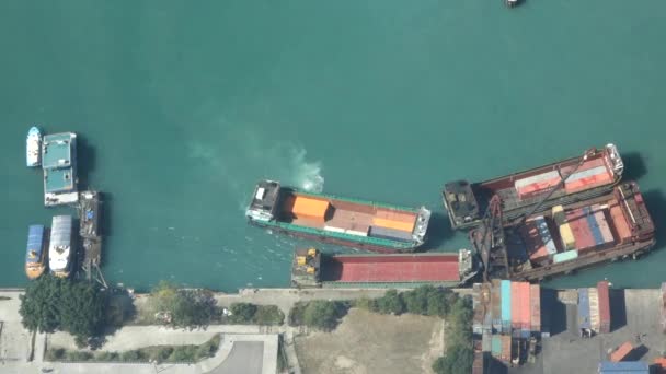 Visão Cima Para Baixo Navio Porta Contentores Contra Outro Barco — Vídeo de Stock