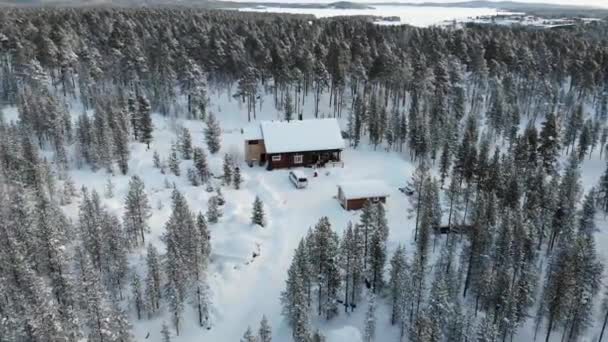 Holzhütten Und Ferienhäuser Winterwald Bei Inari Lappland Finnland Luftdrohne Abgeschossen — Stockvideo