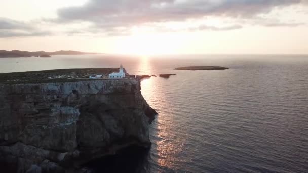 スペイン メノルカ島のカヴァレリア岬灯台とロッキー海岸線のパノラマビュー 空中ドローン撮影 — ストック動画