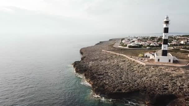 崖の端に灯台 メノルカ島のArtrutx灯台 スペイン 空中ドローン撮影 — ストック動画