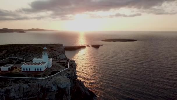 Solnedgång Vid Cape Cavalleria Fyr Menorca Spanien Flygdrönare Skott — Stockvideo