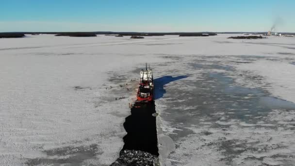 핀란드 항공기에서 차단기가물 두꺼운 얼음을 지나가는 — 비디오