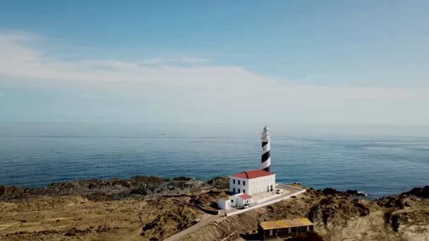 メノルカ島のお気に入りの灯台の景色を望む牧歌的な風景 航空軌道 — ストック動画