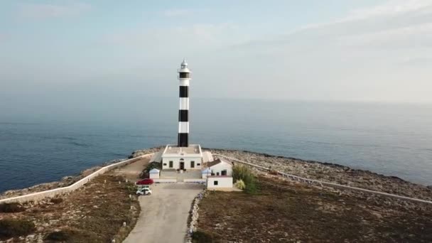 スペインのメノルカのArtrutx灯台に向かって飛行 空中ドローン撮影 — ストック動画