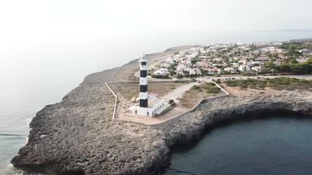 スペインのメノルカ島のキャップ ダルトゥックス灯台の空中ビュー ドローン軌道 — ストック動画