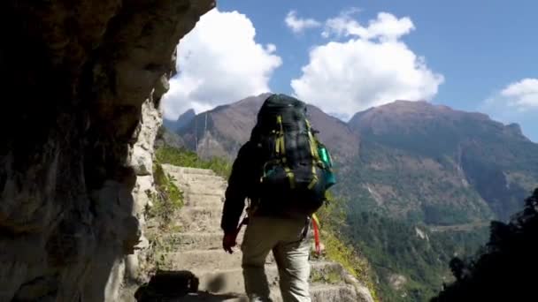 Turyści Wspinaczka Plecak Kamienne Kroki Ulleri Annapurna Circuit Trek — Wideo stockowe