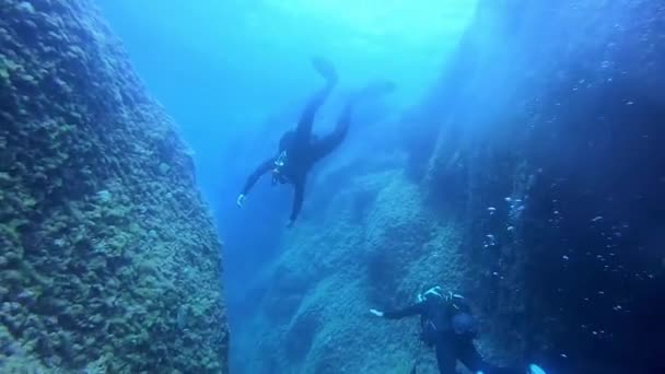 Buceadores Disfrutando Los Paisajes Bajo Mar Isla Menorca España Bajo — Vídeos de Stock
