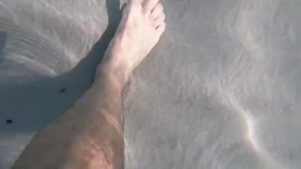 Людина Йде Піску Пляжі Під Чистою Водою Моря Острові Менорка — стокове відео