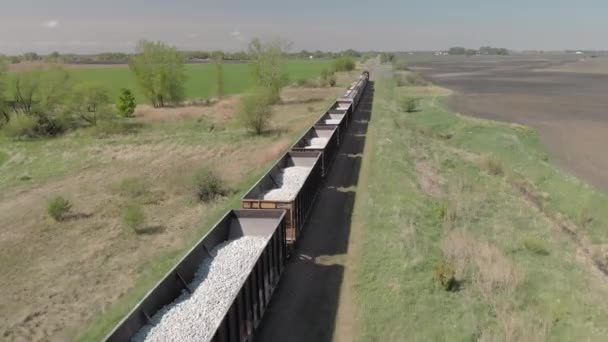 Açık Tren Vagonlarının Tarlaya Doğru Ilerleyen Hava Aracı Görüntüleri — Stok video