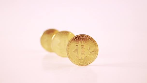 Három Arany Crypto Bitcoin Érme Áll Asztalon Közelíts — Stock videók