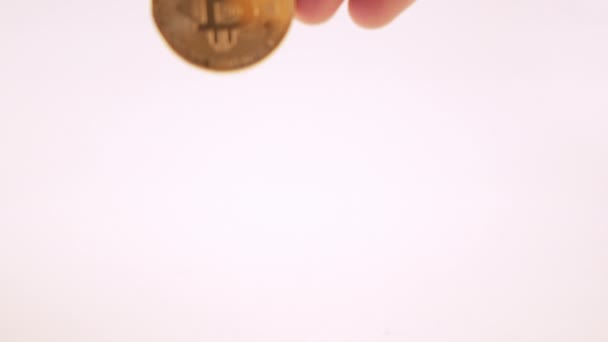Hand Zeigt Bitcoin Münze Und Wirft Sie Auf Den Tisch — Stockvideo