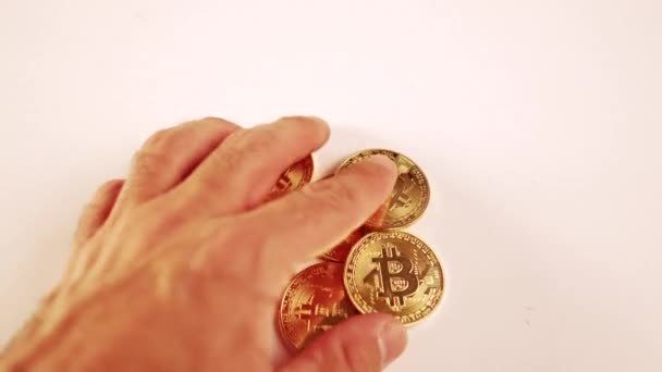 Dotek Ruky Osoby Vyzvednout Zlaté Mince Bitcoinu Tabulce Vysoký Úhel — Stock video