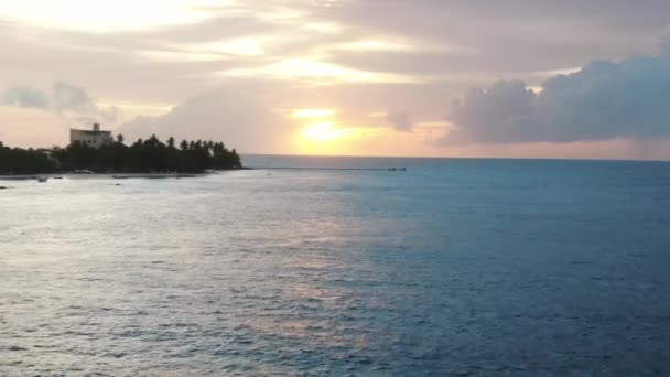 Mavi Göl Beyaz Kumsal Yaban Ördekleri Hint Okyanusunun Turkuaz Suyu — Stok video