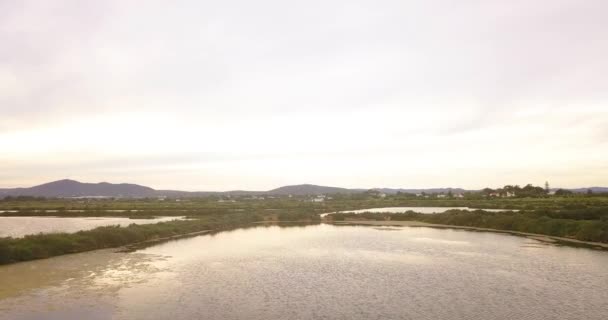 Luchtdolly Flight Het Zoutpannen Natuurreservaat Van Fuseta Portugal Bij Zonsondergang — Stockvideo