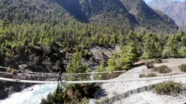 Turistas Atravessando Ponte Suspensa Sobre Rio Marshyangdi Circuito Annapurna Nepal — Vídeo de Stock