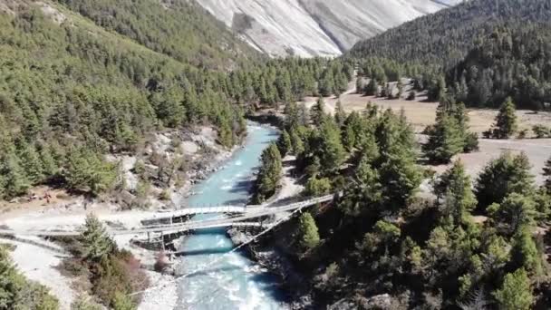 Ponte Pendurada Sobre Rio Marsyangdi Annapurna Trek Nepal Antena — Vídeo de Stock
