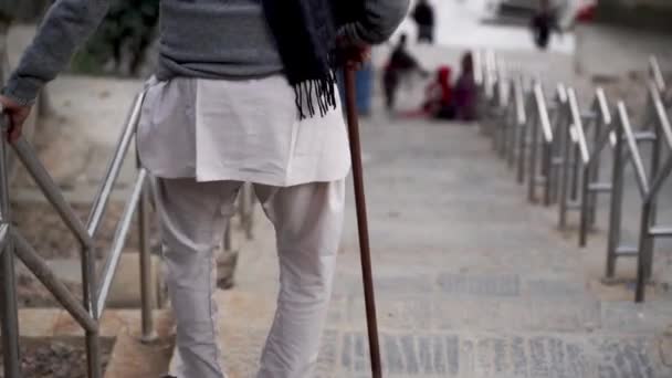 Vista Trasera Anciano Con Bastón Bajando Las Escaleras Pagoda Swayambhunath — Vídeo de stock