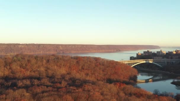 Légi Ülepítő Serpenyő Manhattan Csúcsa Felett Hudson Híddal Folyóval Aranyórában — Stock videók