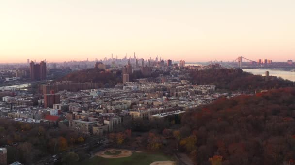 Chrupiący Lot Powietrzny Kierunku Inwood Szczycie Manhattanu Złotej Godzinie Prawie — Wideo stockowe