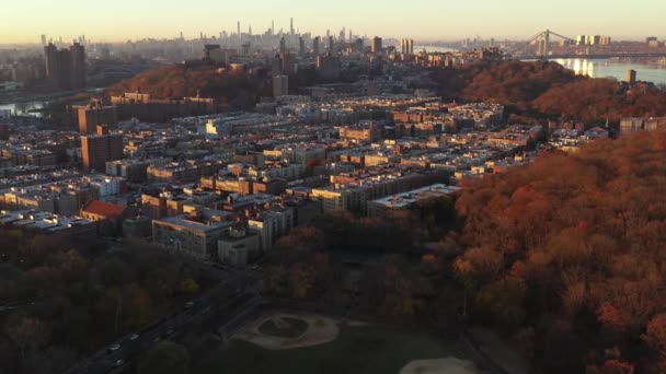 Воздушный Полет Золотого Часа Над Инвудом Сторону Высот Гарлема Мидтауна — стоковое видео