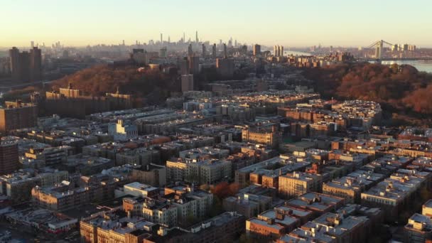 Epische Goldene Stunde Lkw Flug Über Die Spitze Von Manhattan — Stockvideo
