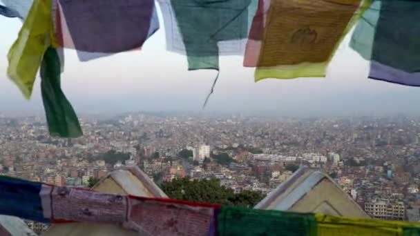 Κυματίζοντας Πολύχρωμες Σημαίες Από Swayambhunath Stupa Θέα Αστικό Τοπίο Του — Αρχείο Βίντεο