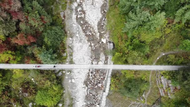 Annapurna Nepal Deki Dron Köprüsünü Geçen Nsanlar Hava Çekimi — Stok video